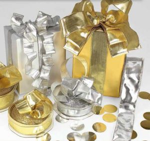 papel de regalo y cintas decorativas
